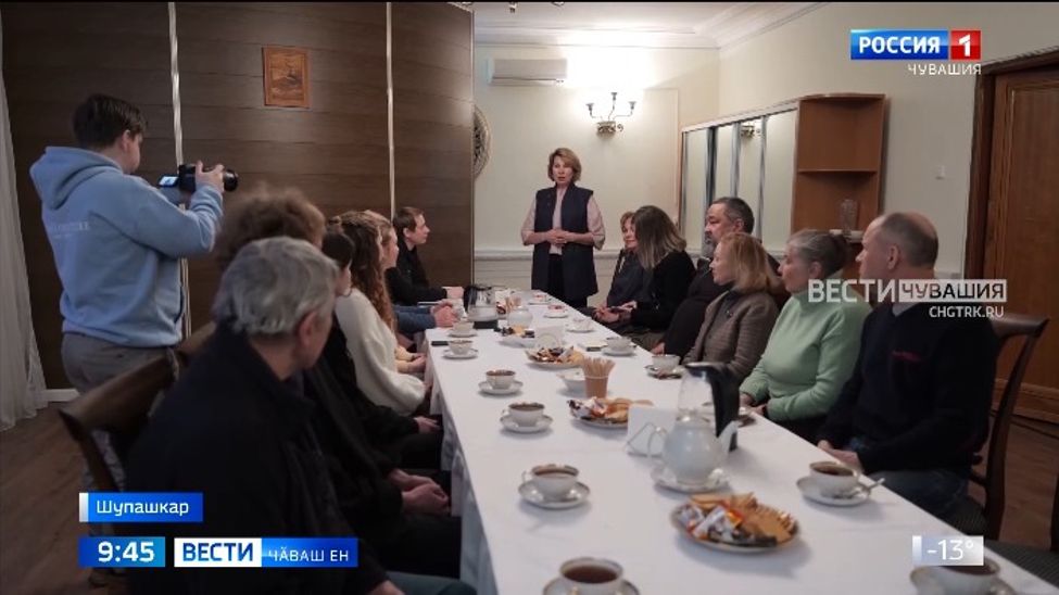 Пулас артистсем ӗҫтешӗсемпе тӗл пулчӗҫ