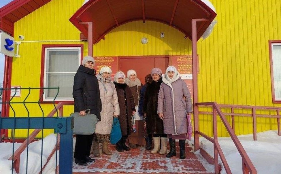 Мобильная бригада доставляет пожилых жителей Батыревского округа на диспансеризацию 