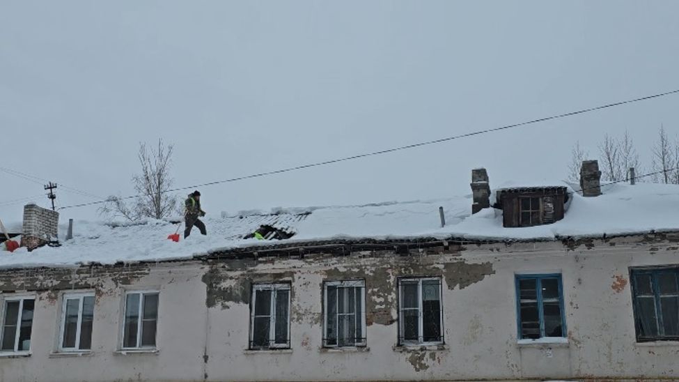 В Чувашии в связи с обильными снегопадами  начали часто рушиться кровли жилых домов