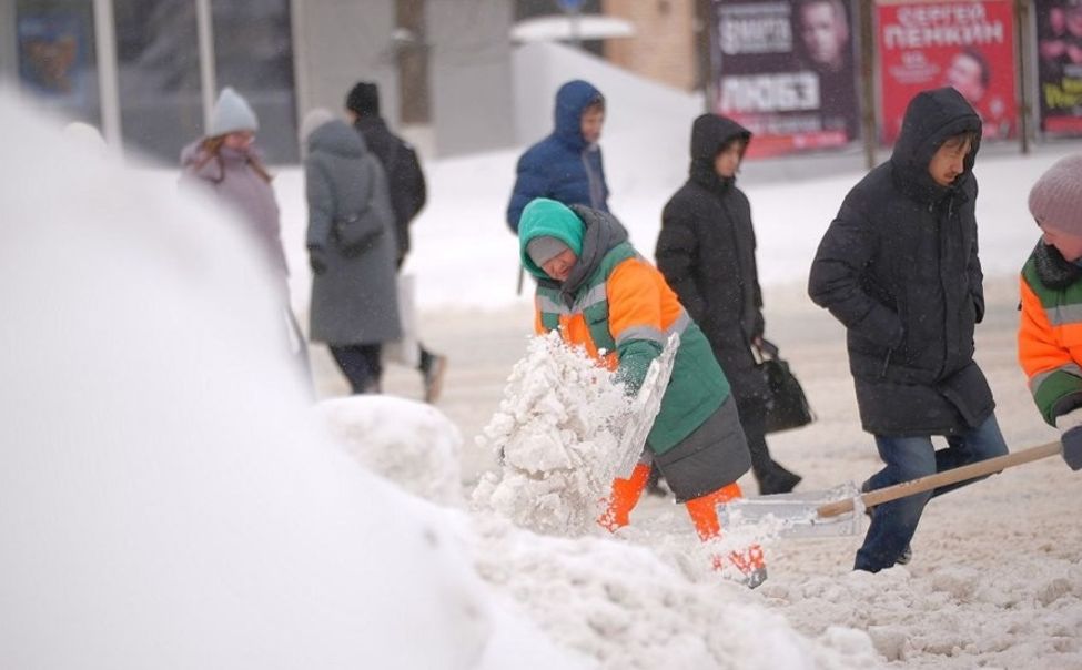 В Чебоксарах продолжается уборка снега