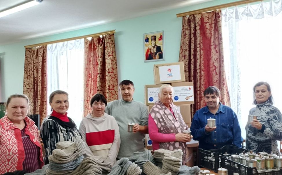 "Серебряные волонтеры" Алатырского округа собрали подарки для защитников Отечества