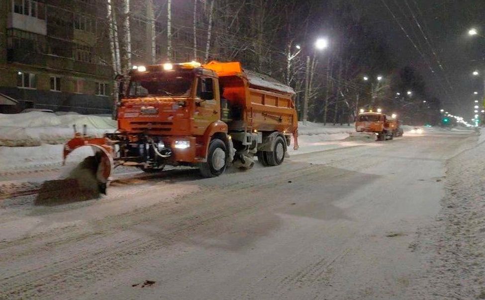 Ночью в Чебоксарах задействовали 73 единицы спецтехники для уборки снега 
