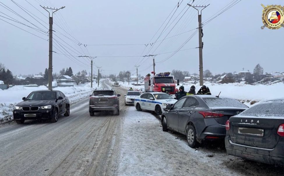 В Чебоксарах столкнулись три автомобиля