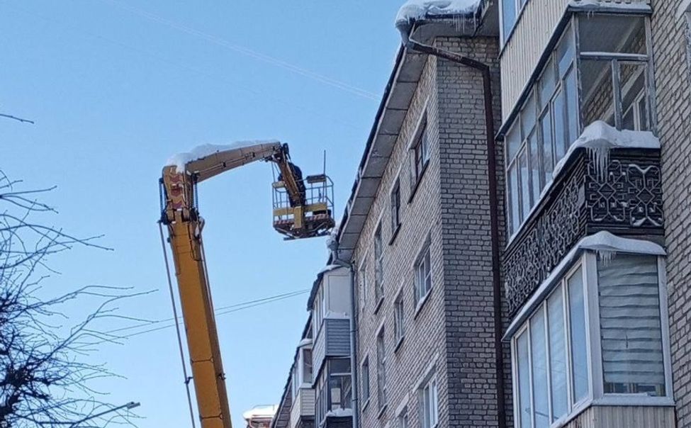 В Чебоксарах продолжается ликвидация снежных шапок и сосулек с крыш домов