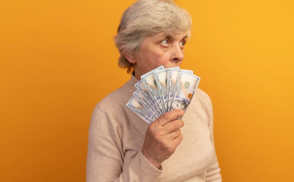 Житель Аликовского округа "развёл" 5 пенсионерок почти на 100 тыс рублей