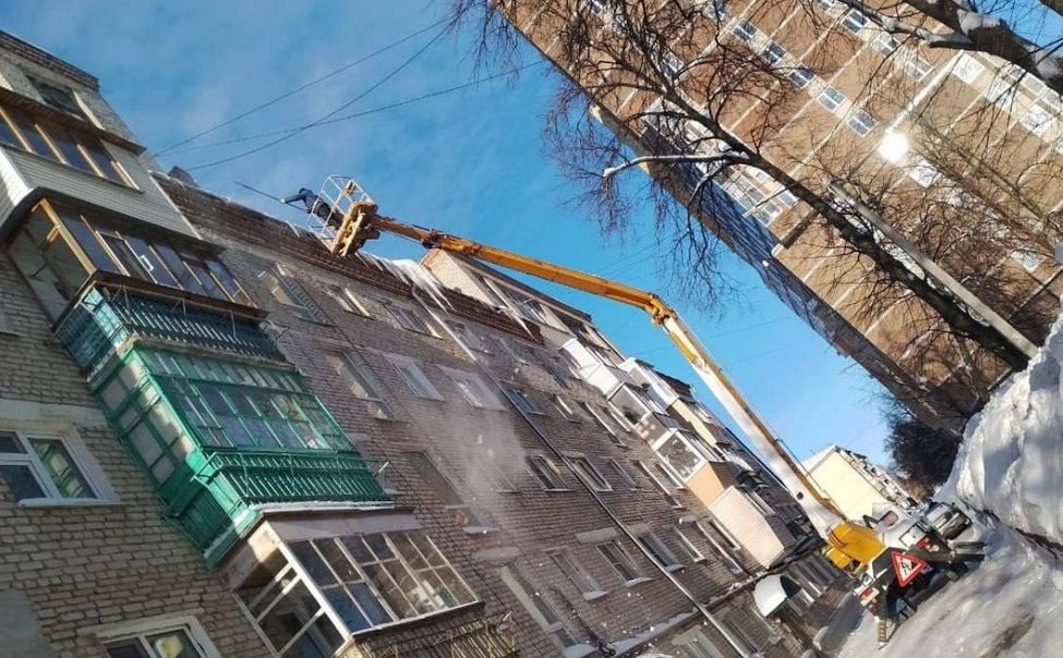 49 бригад и 114 рабочих очистили крыши домов Чебоксар 