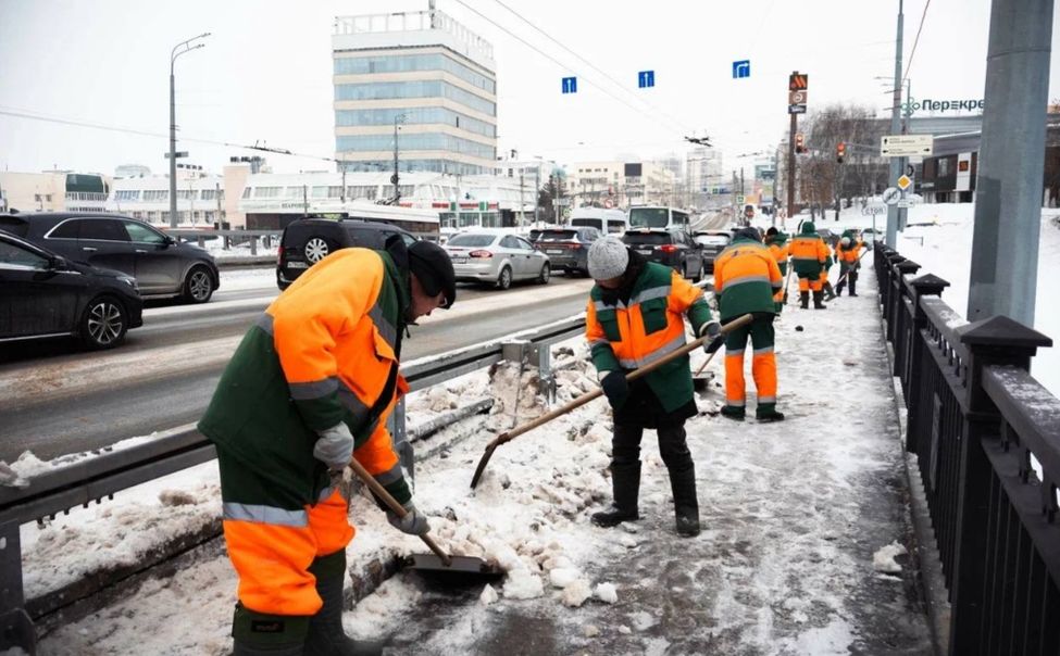 В Чебоксарах в борьбе со снегом задействовали более 120 единиц спецтехники