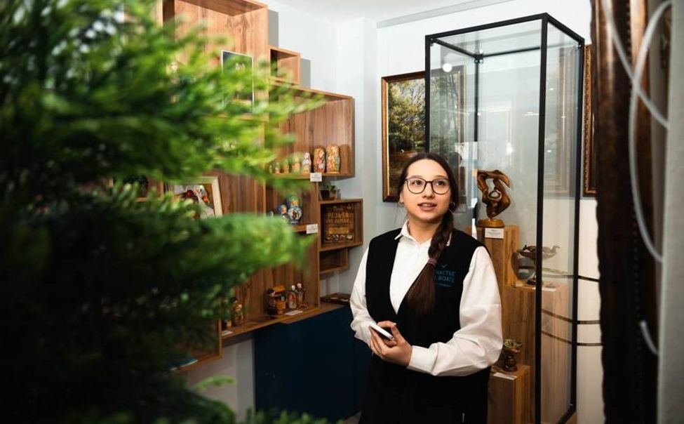 В арт-галерее «Счастье на Волге» прошла экскурсия для матерей и жён участников СВО