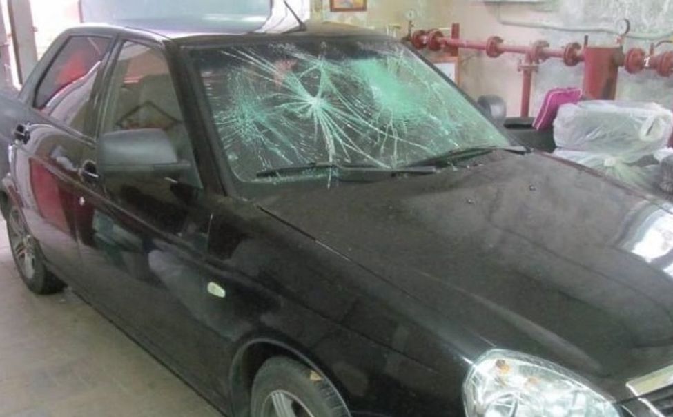 В Чувашии ревнивый мужчина разбил авто девушки