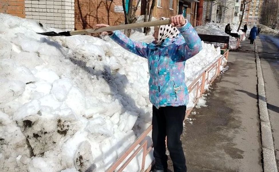 В Чебоксарах продолжают ворошить снег и убирать мусор