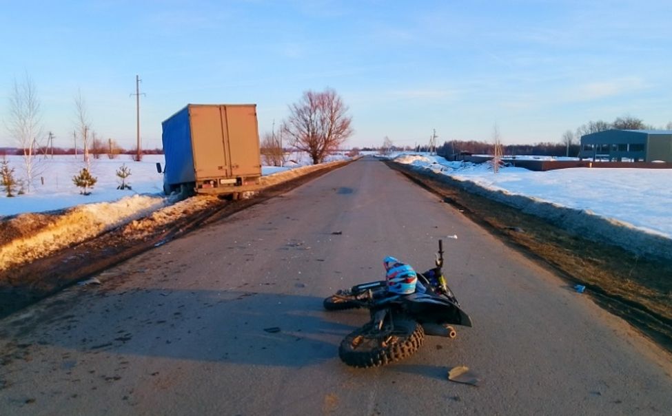 В Чувашии девятиклассник на питбайке попал в ДТП c грузовиком