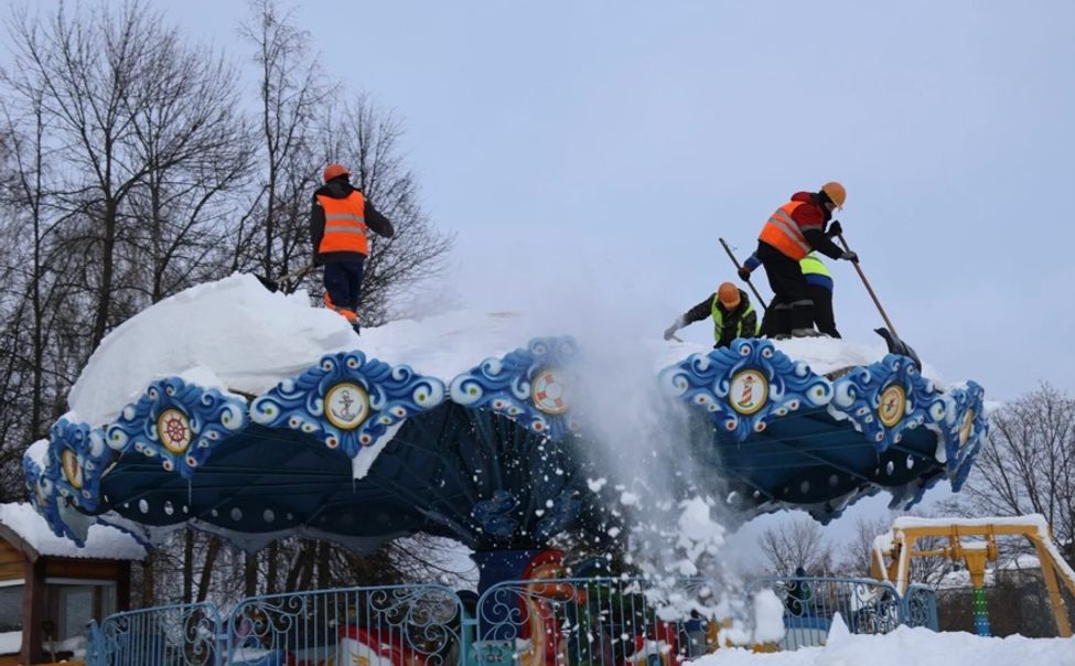 В «Лакреевском лесу» промышленные альпинисты почистили крыши аттракционов