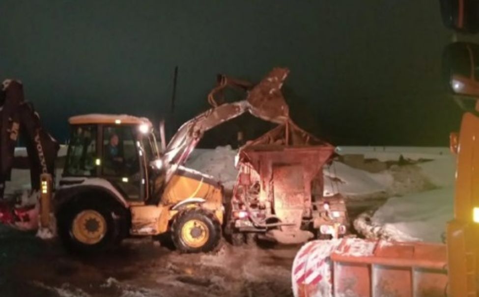 В Новочебоксарске активно расчищают дороги от снега В Новочебоксарске активно расчищают дороги от снега