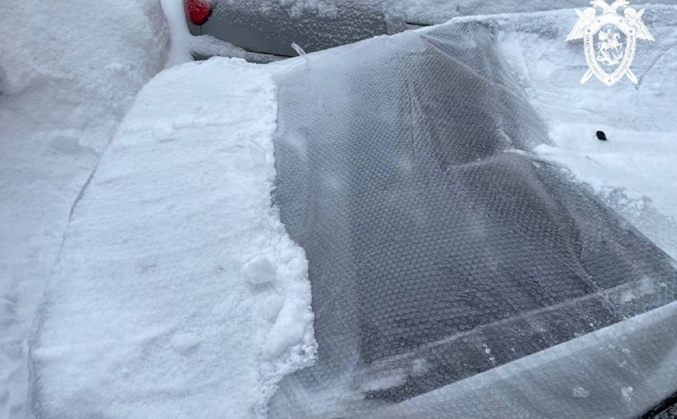 В Новочебоксарске наледь с крыши значительно повредило авто