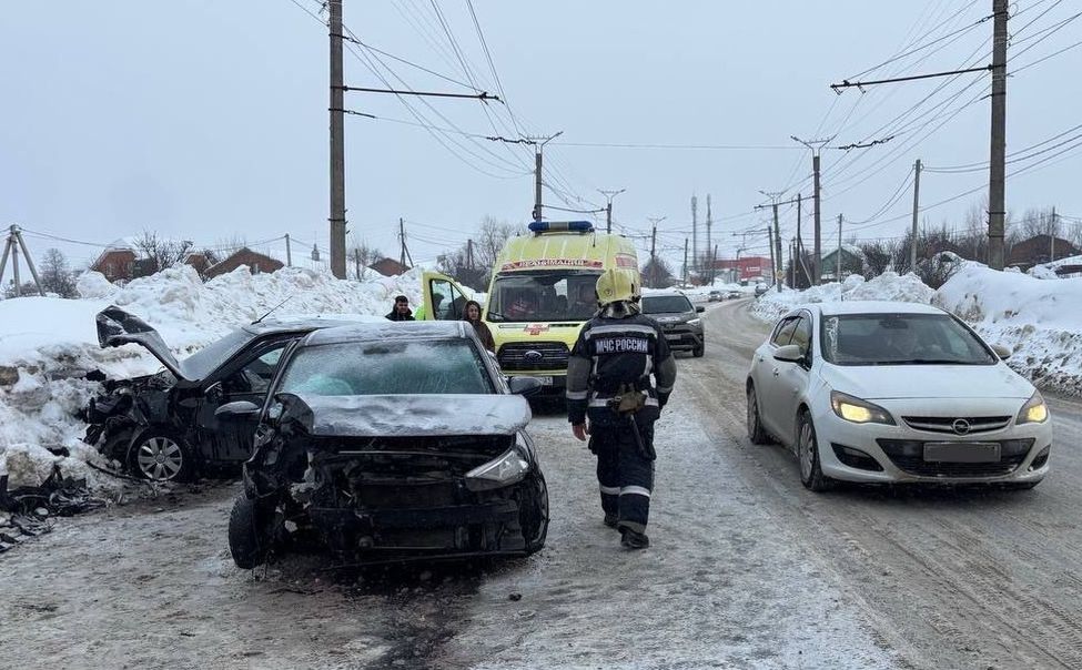 В Чебоксарском ДТП столкнулись три машины и пострадал подросток