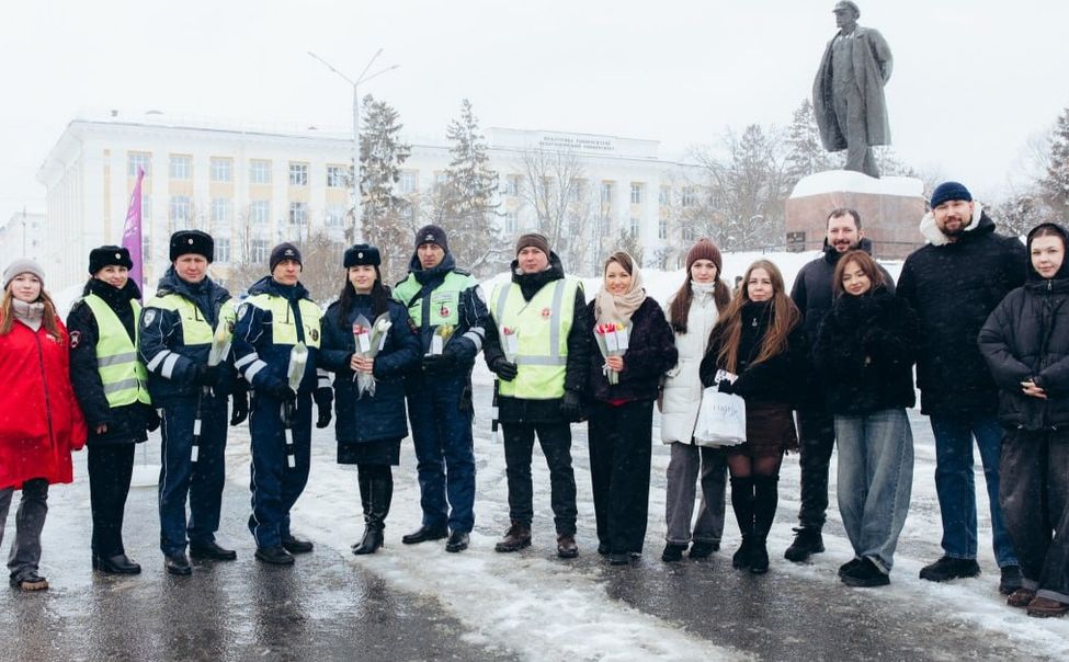 В Чебоксарах стартовала акция «Цветы для автоледи»