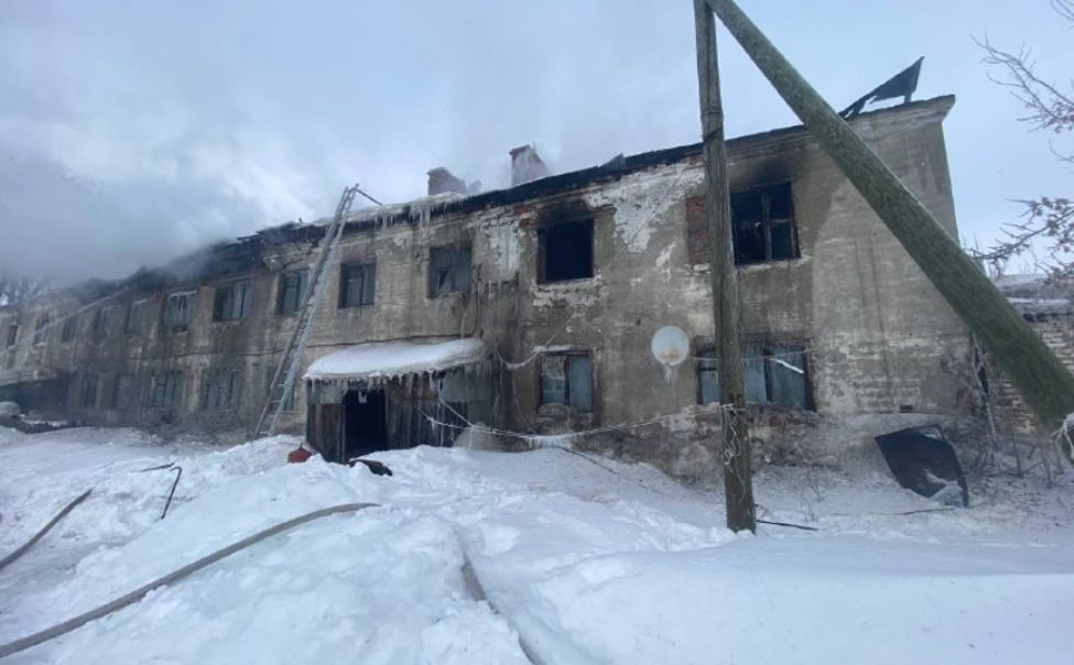 В Козловском округе загорелся 16-квартирный аварийный дом