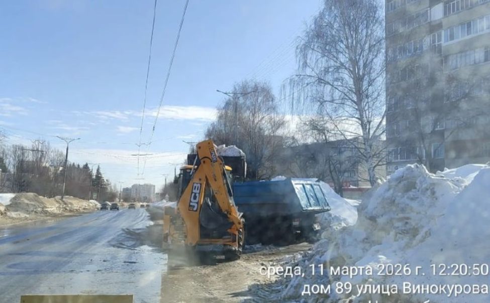 В Новочебоксарске чистят дороги и тротуары от снега 