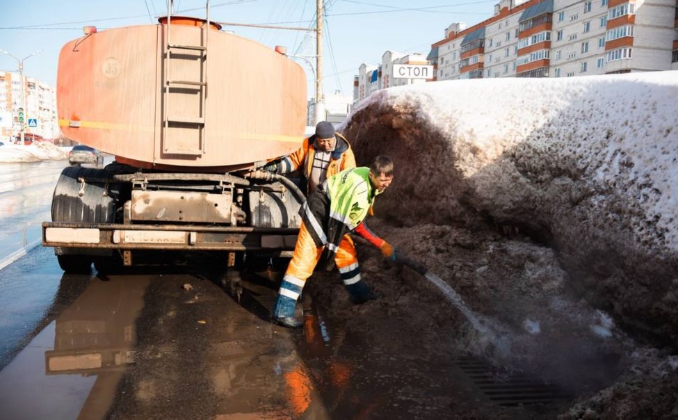 В Чебоксарах расчищают ливневки 