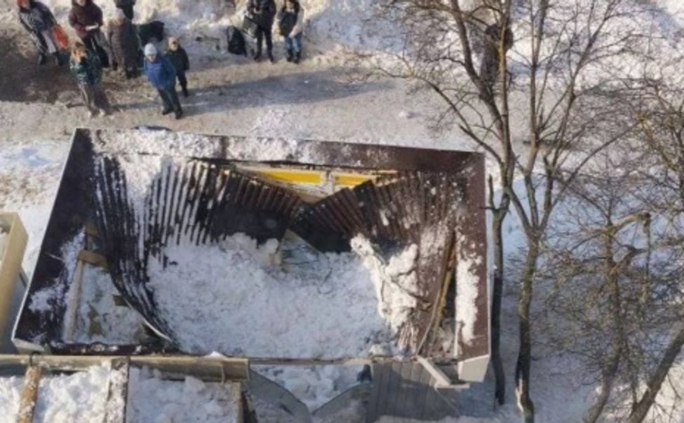 В Чебоксарах возбудили уголовное дело после обрушения снега на киоск, в котором находился продавец
