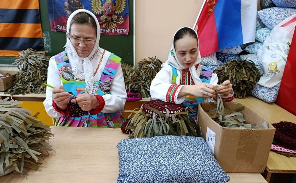В Аликовском округе школьники помогают серебряным волонтерам плести маскировочные сети