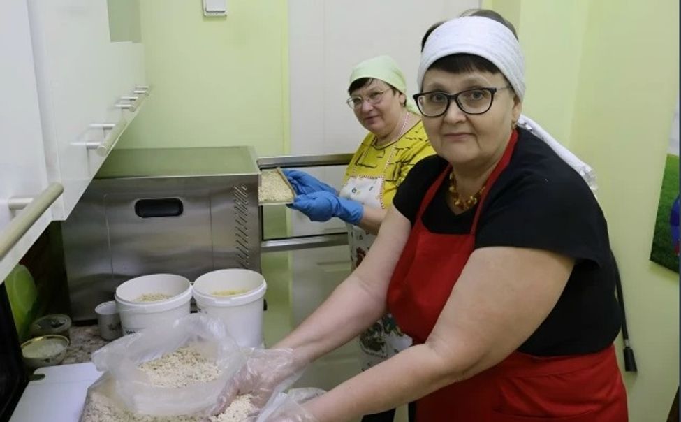 Изобретаем спецстанки, вяжем носки, плетём сети, собираем гумгрузы: Чувашия помогает СВО