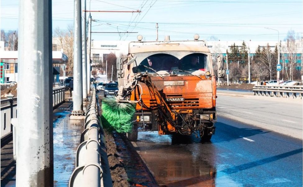 Чебоксары приводят в порядок после зимы: вывозят мусор, отмывают знаки, готовят цветы